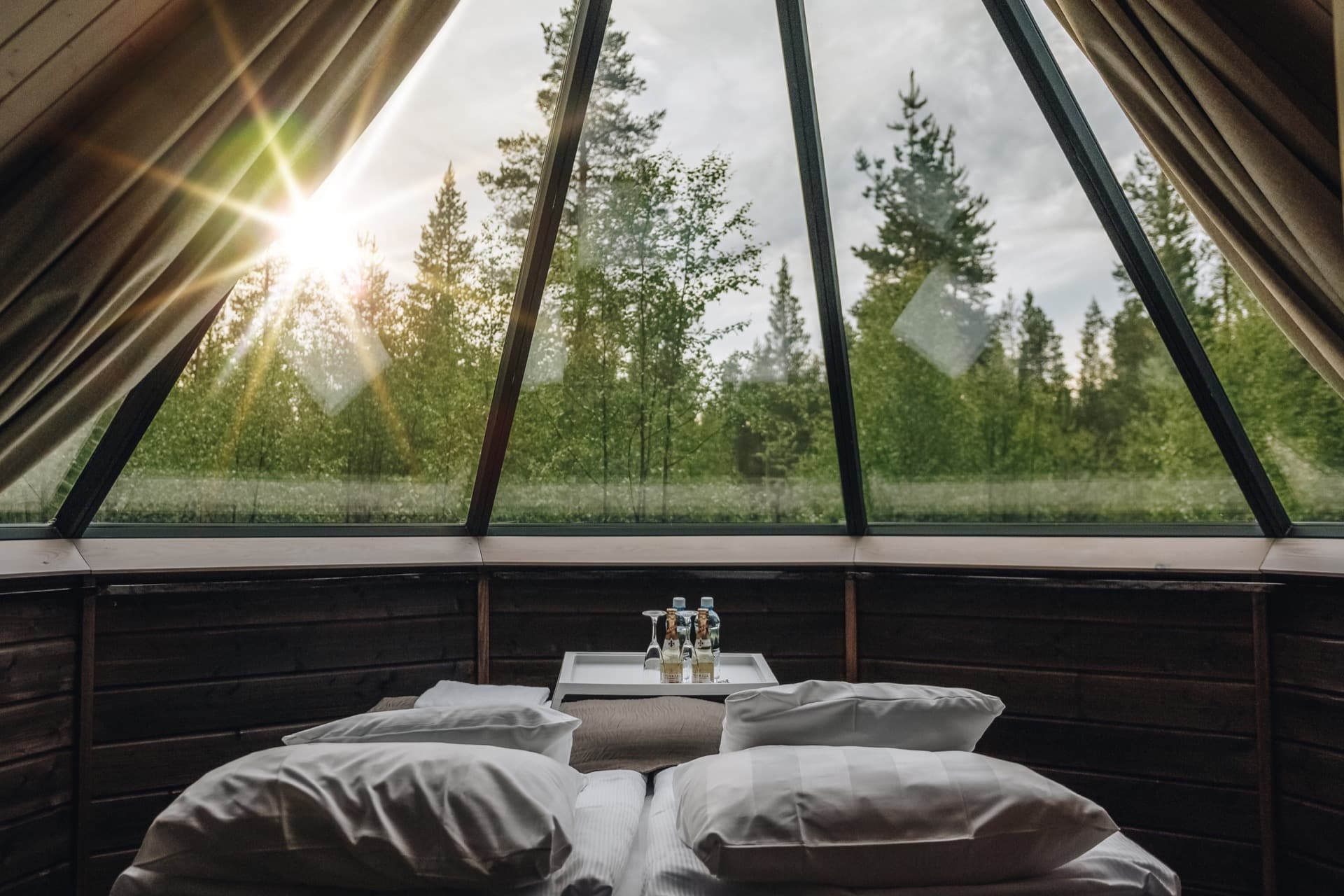 Aurora Cabin lasikattomökin ikkunanäkymä sängystä