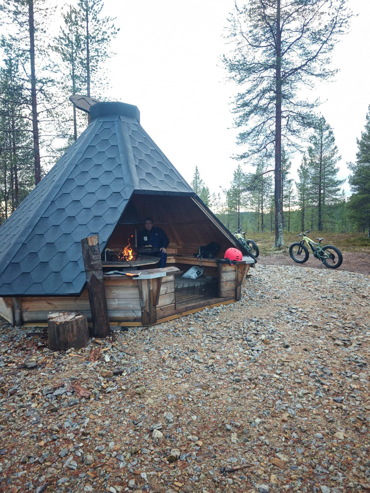 Fatbike tour campfire stop on snow-free ground in Ivalo on 7 November 2025